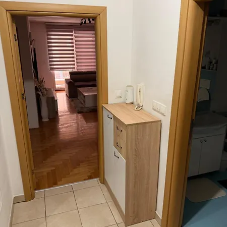 Family Apartment, Minimum 2 Nights, Quiet, Airport Szarajevó