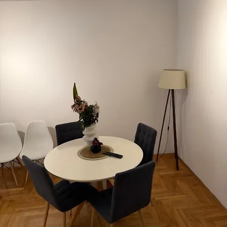Family Apartment, Minimum 2 Nights, Quiet, Airport Szarajevó
