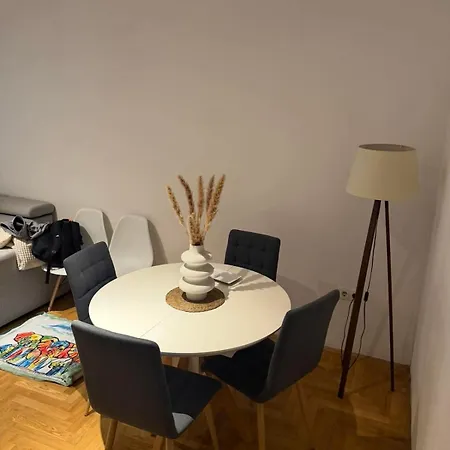 Family Apartment, Minimum 2 Nights, Quiet, Airport Apartman *